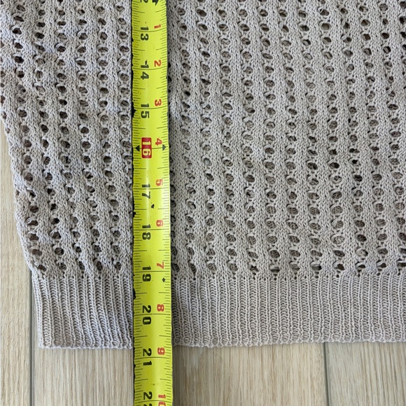 Cream/Beige Knit Mesh Top. Size medium - Picture 3 of 3